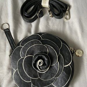Round flower detail small purse